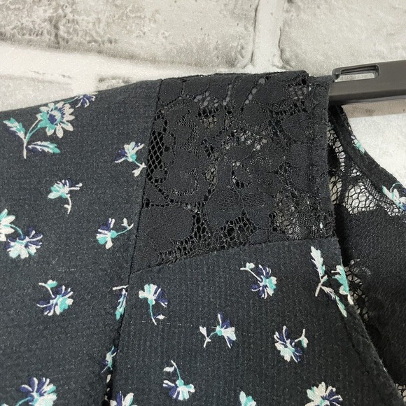 Torrid 100% Rayon Women’s Cap Sleeve Lace Cutout Top Black w/ Blue Flowers Sz 0 - Picture 5 of 10
